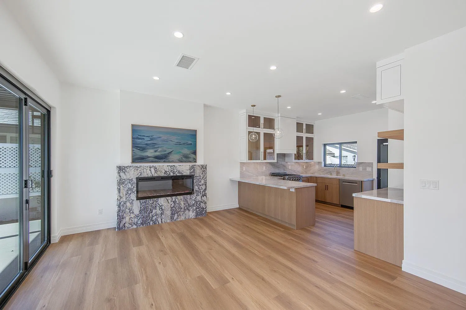 3 bed, 1000 sqft, $4,850 — Photo 3