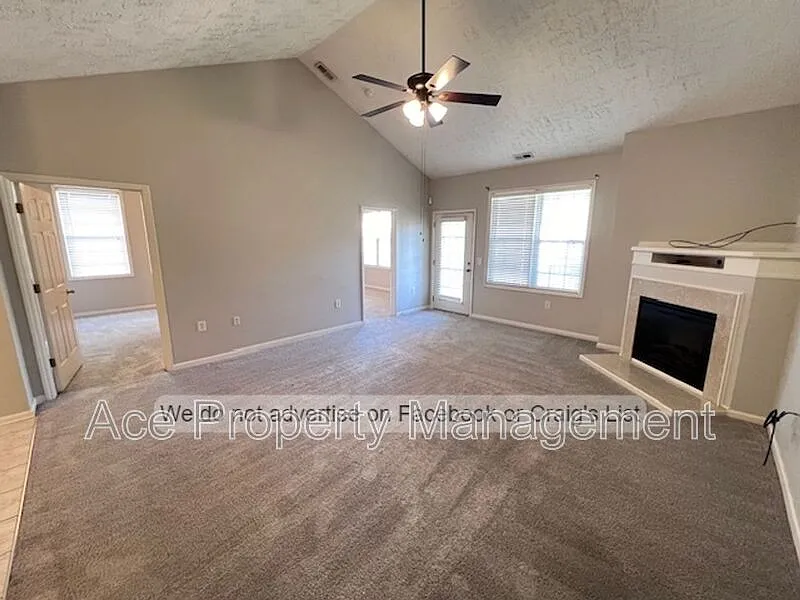 3 bed, 2.0 bath, 1450 sqft, $1,420 — Photo 2