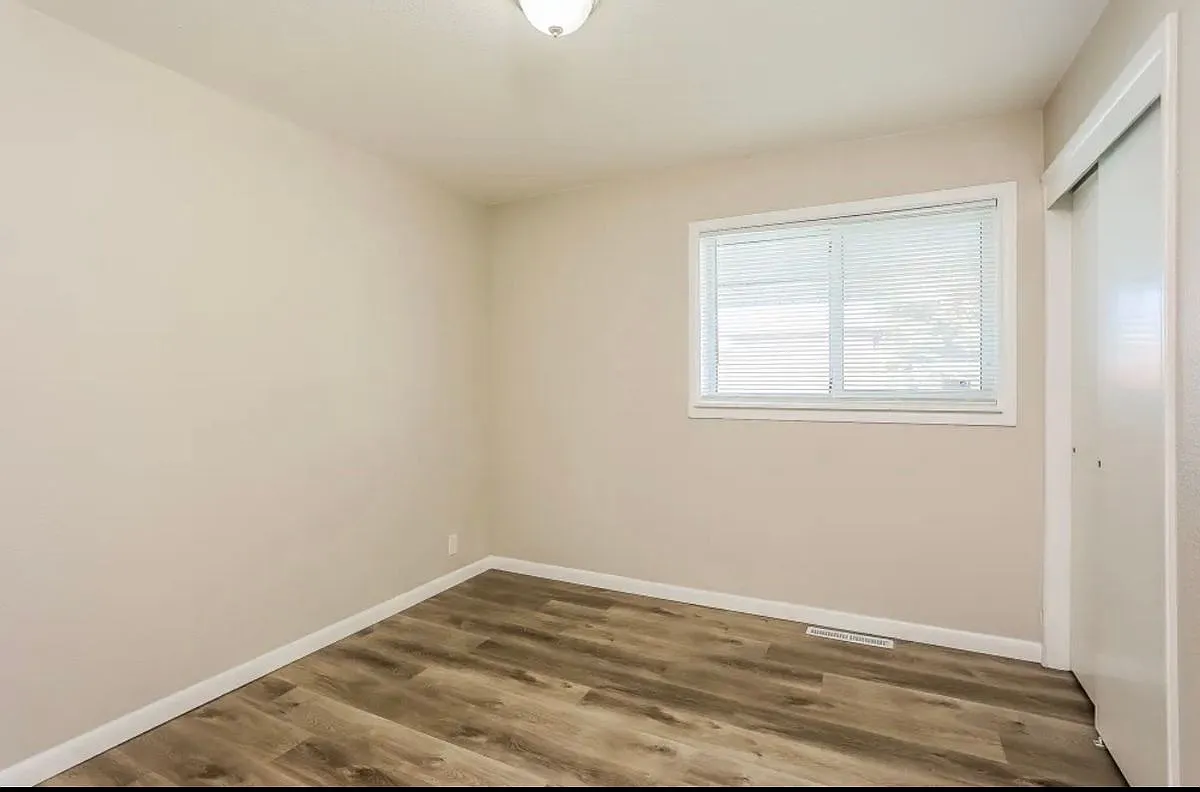 Building Photo - 16805 E Maplewood Dr
