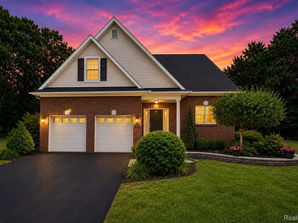 10182 Edgewood Dr, Grand Blanc, MI 48439