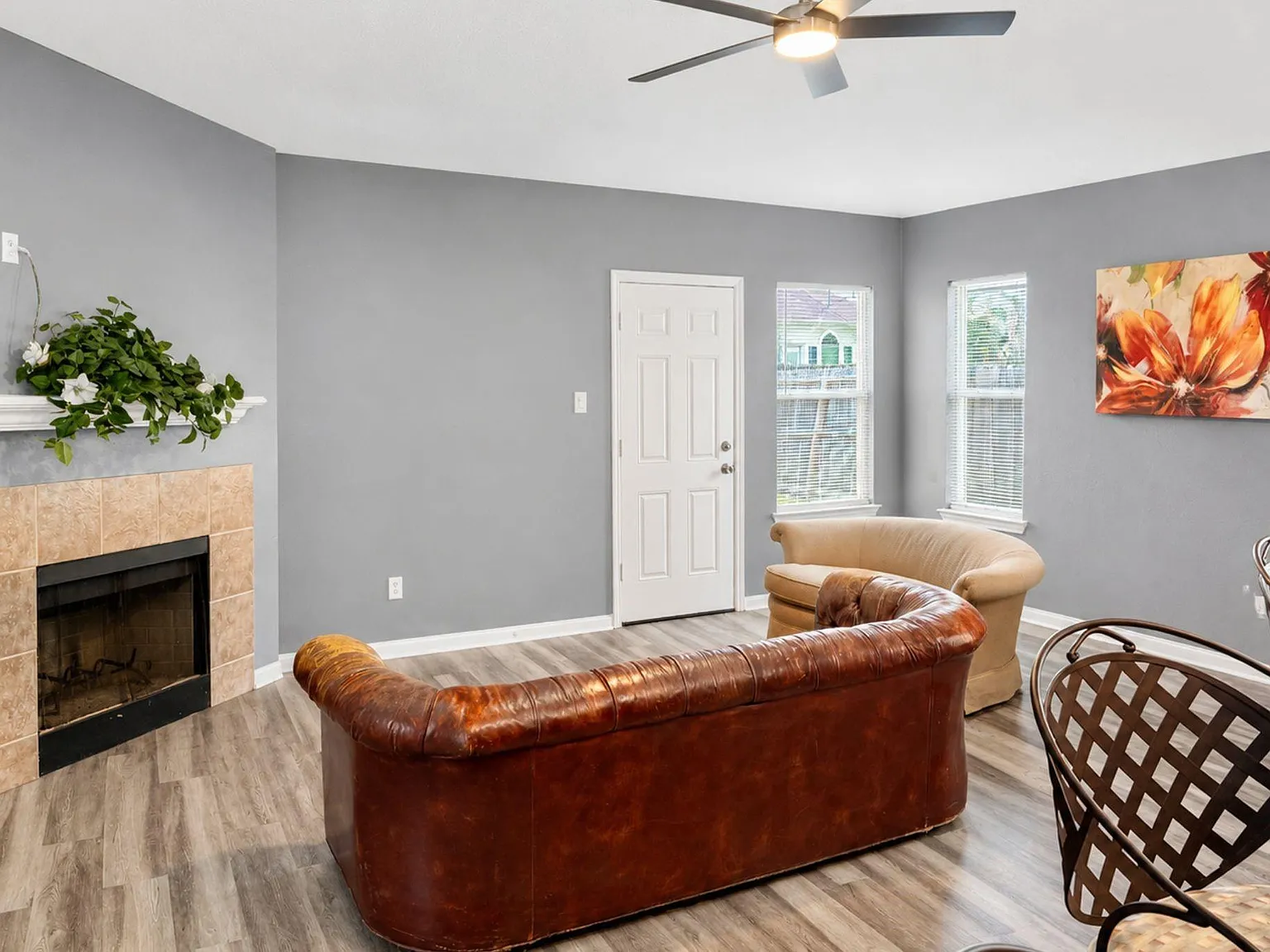3 bed, 2.0 bath, 1459 sqft, $2,400 — Photo 2