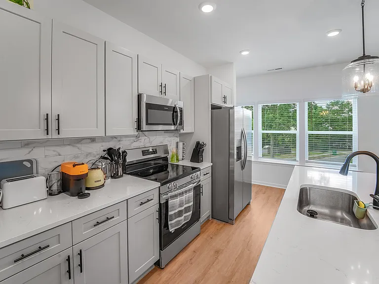 1205 Lomax Ave — Photo 10