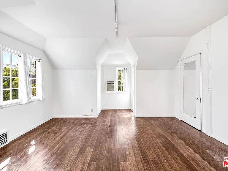 2441 Glendower Ave — Photo 20