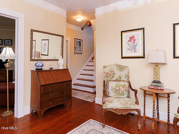 4th image of 304 S Oakum Street