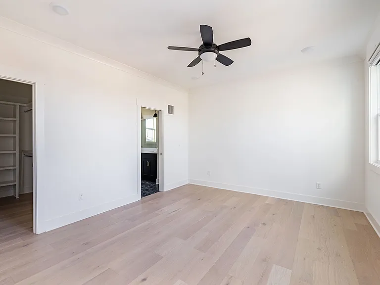 326 E Trinity Ln #C — Photo 14