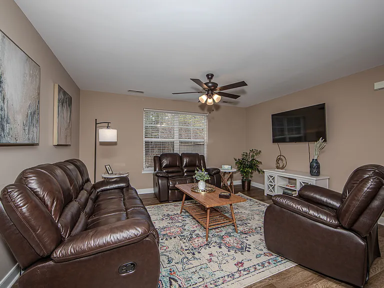 1526 Woodland Ct — Photo 3