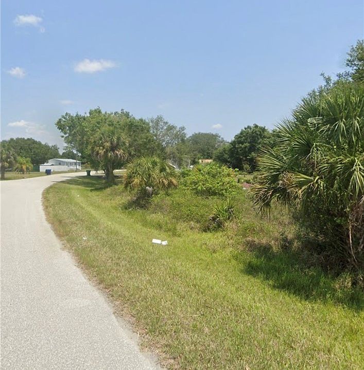 2nd image of 1400 Horseshoe Loop
