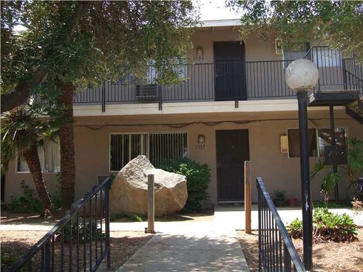 Building Photo - 1315-1325 S Maple St