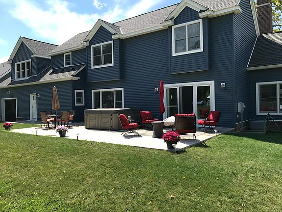 Spacious patio w/hot tub