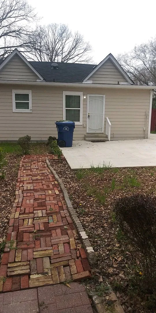Spacious 2 Bedroom Home For Rent in Atlanta!! Renovated and Features Plenty Of Space For Only $1,... — Photo 2