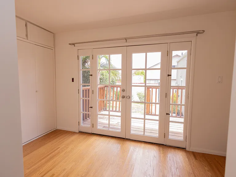 446 S La Peer Dr — Photo 11