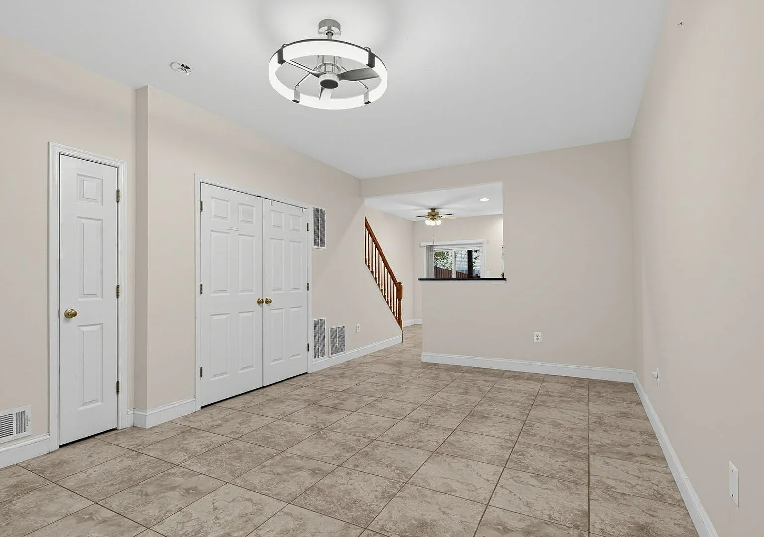 Spacious 3BR/2.5BA Herndon Townhome | 1,692 SF | Near Shopping & Silver Line Metro | 2 Pools | Pe... — Photo 4