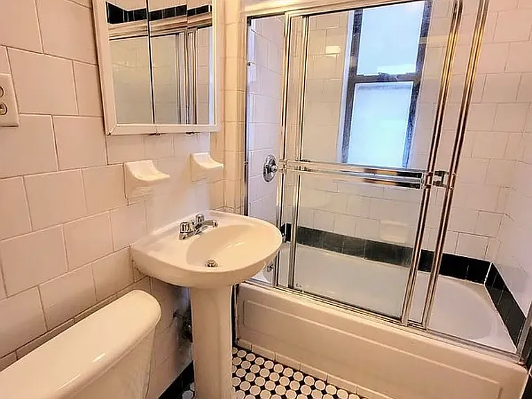 150 W 21st St #1M — Photo 7