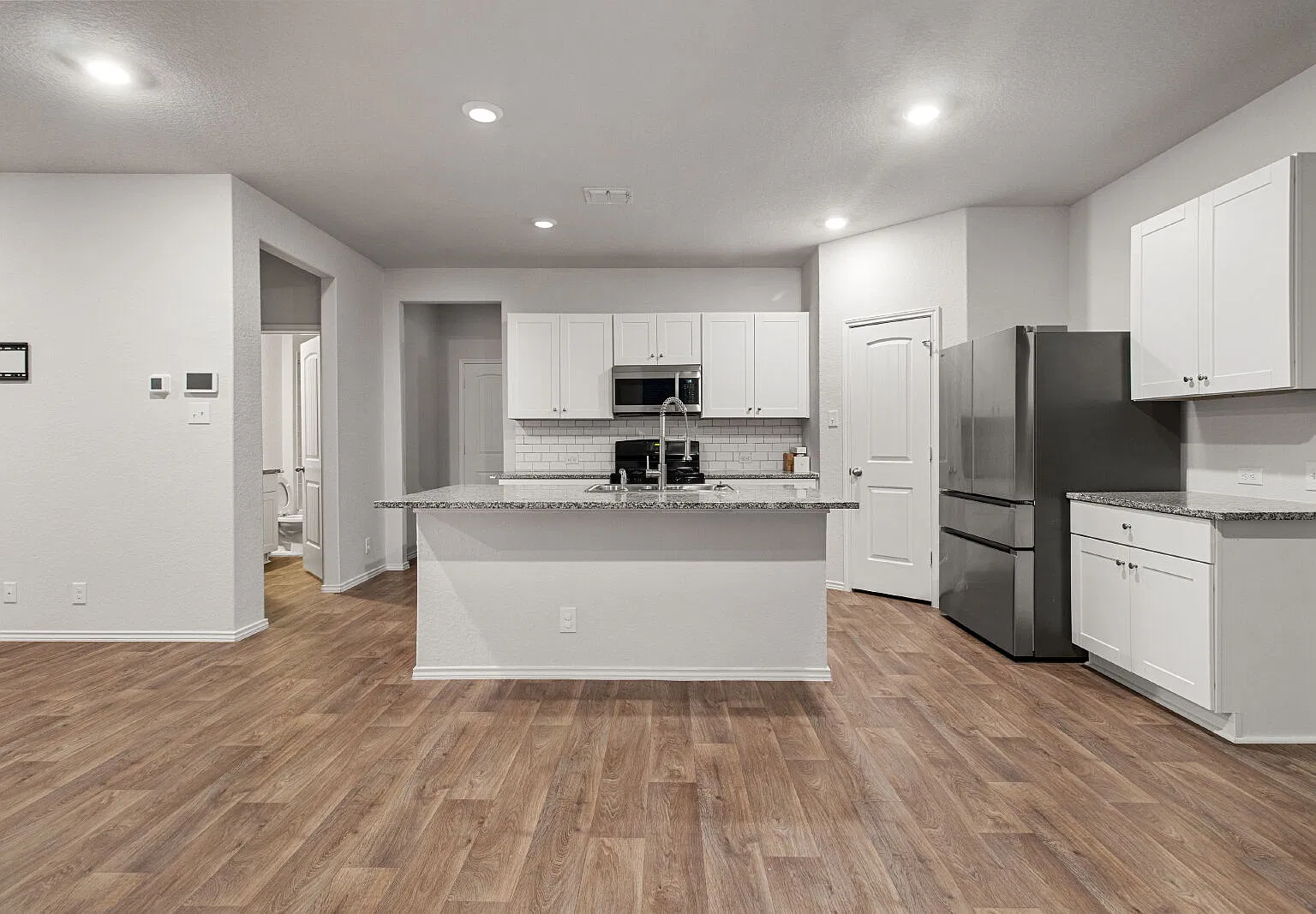 5 bed, 3.0 bath, 2496 sqft, $2,200 — Photo 3