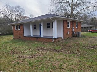 724 E Main St, Seagrove, NC 27341