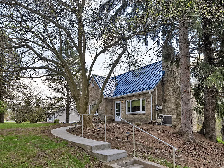 10 Alsop Rd — Photo 3