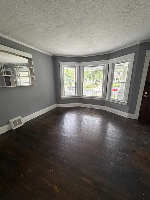5 bed, 1.0 bath, 1300 sqft, $2,395 — Photo 3