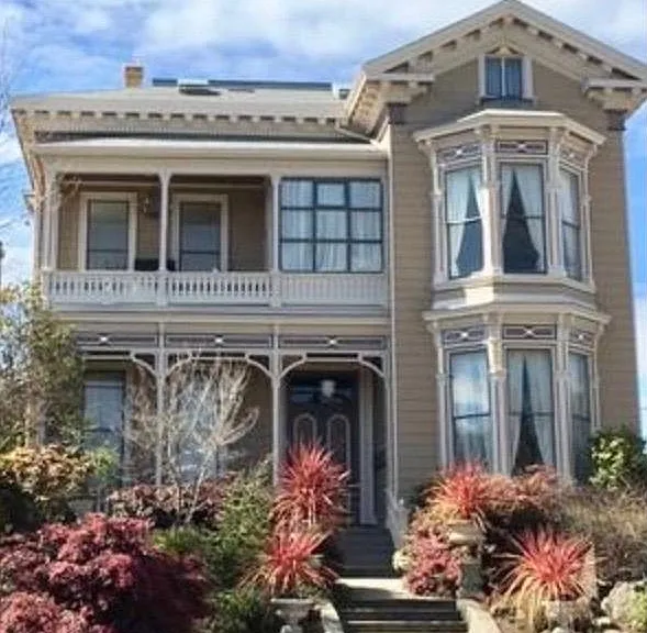 5 MANSIONS within a block...walk to town. Petaluma Market is 3 blocks away!