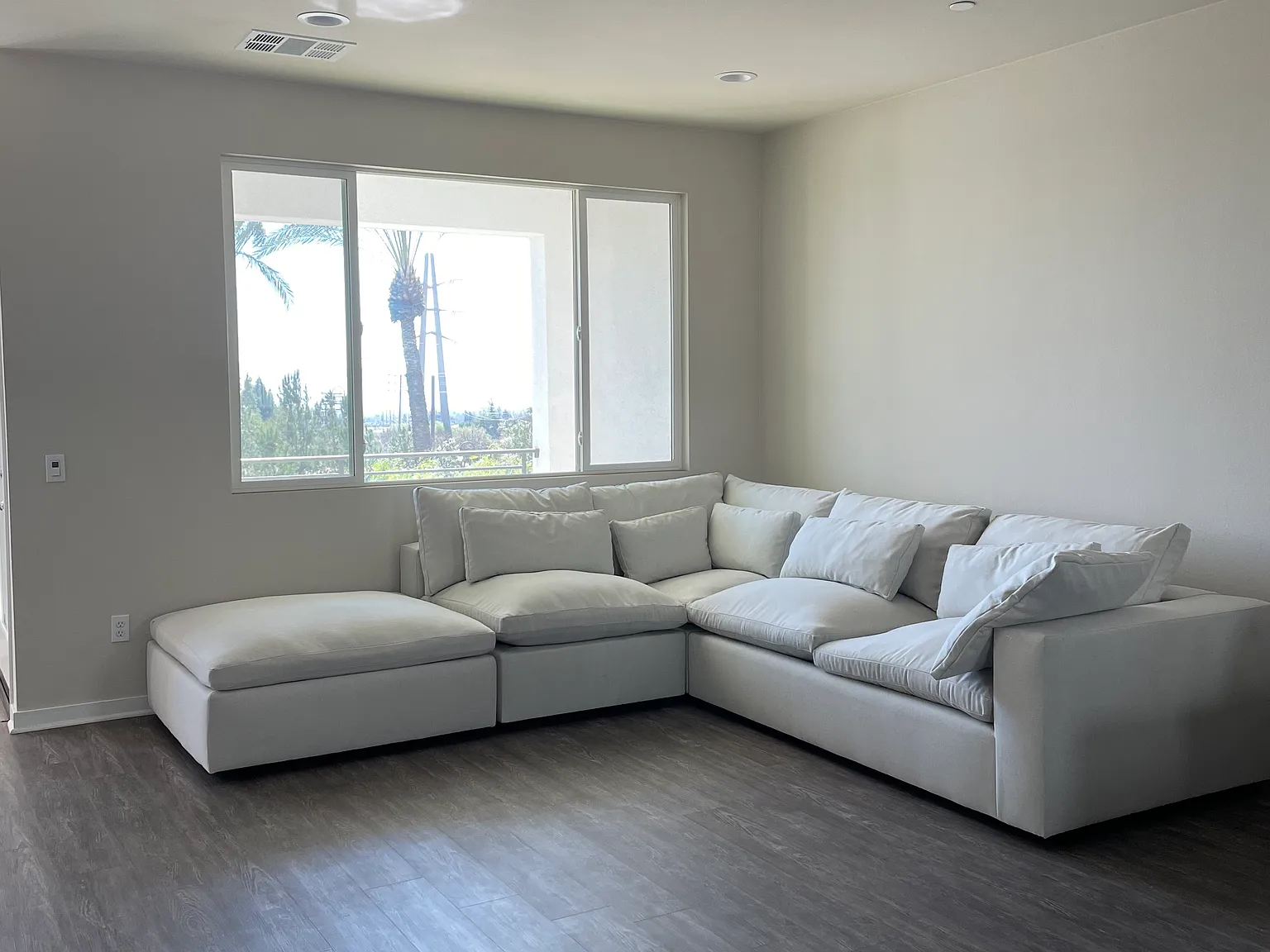 3 bed, 3.5 bath, 1922 sqft, $3,900 — Photo 1