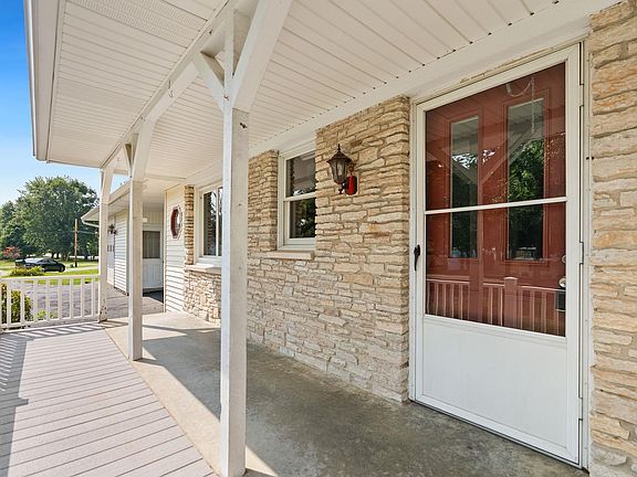5th image of 820 W Dogwood Dr