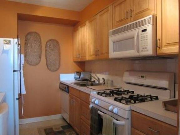 2nd image of 604-36 S Washington Sq #1211