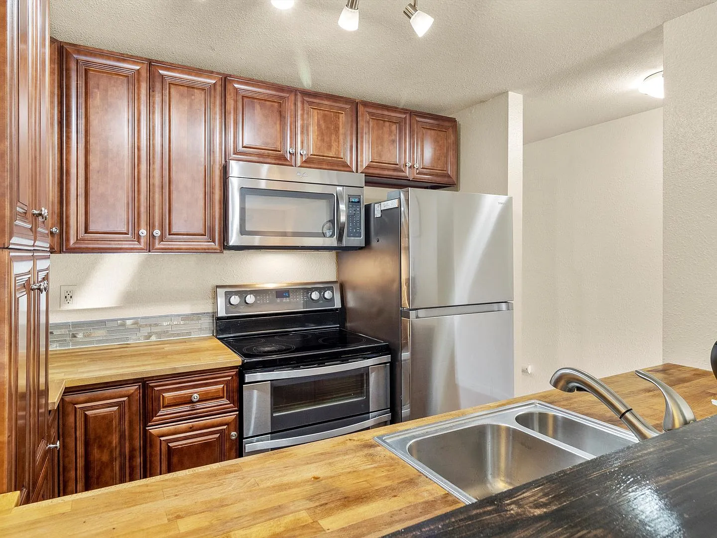 New Pricing! Great Condo In Federal Way! 1 Bed, 1 Bath! Leasing Special! — Photo 1