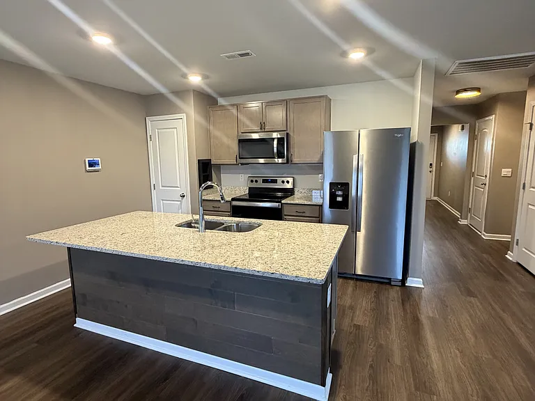 1511 Heritage Cir SE — Photo 3
