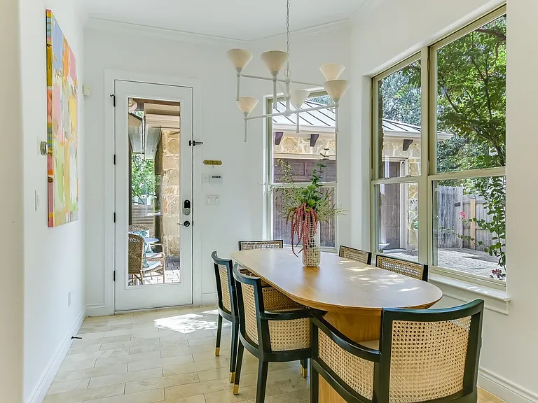 809 Kinney Ave — Photo 7