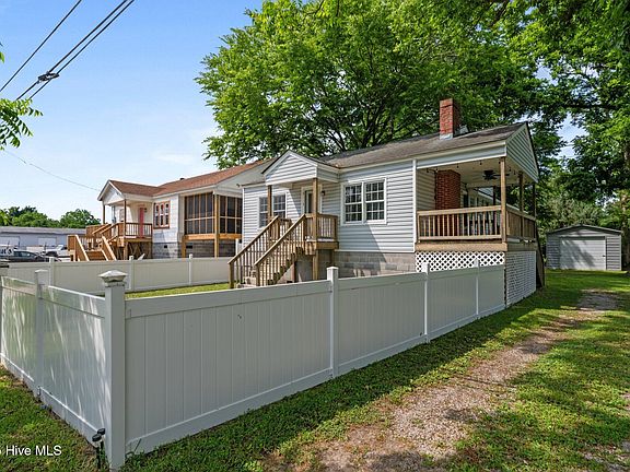 3rd image of 2402 Oaks Rd