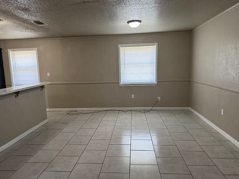 702 Karen St — Photo 4