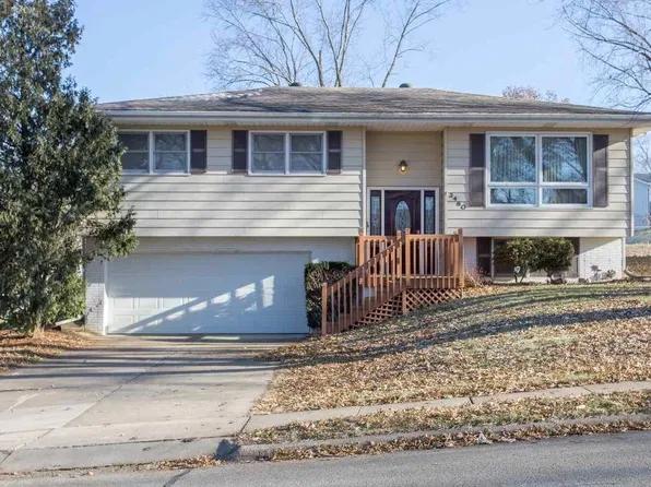 3460 Sunset Park Cir, Dubuque, IA 52002