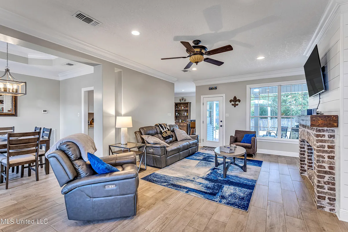 Building Photo - 15336 Lakeview Ct