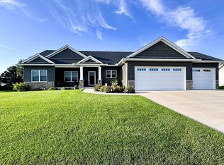 2220 Parkview Ln, Davenport, IA