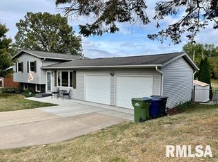 1129 N 10th St, Clinton, IA 52732