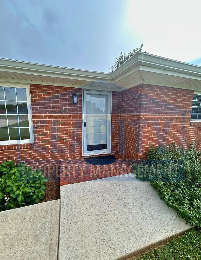 Charming 3-Bedroom Home in Central Cleveland — Photo 2