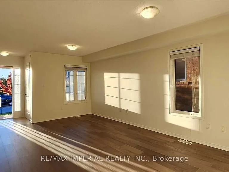 1423 Rennie St — Photo 2