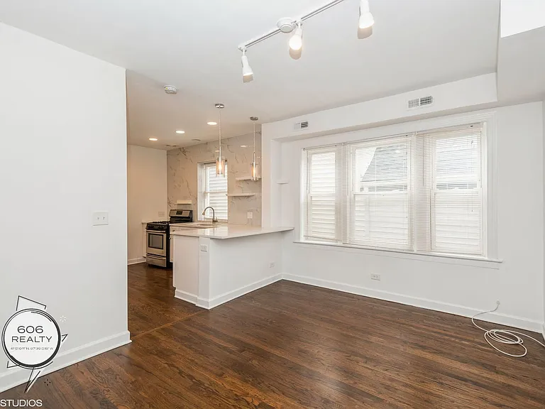 Hot Logan Square Apartments! Special Offer! — Photo 5