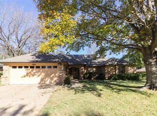 212 Montreal Dr, Hurst, TX 76054