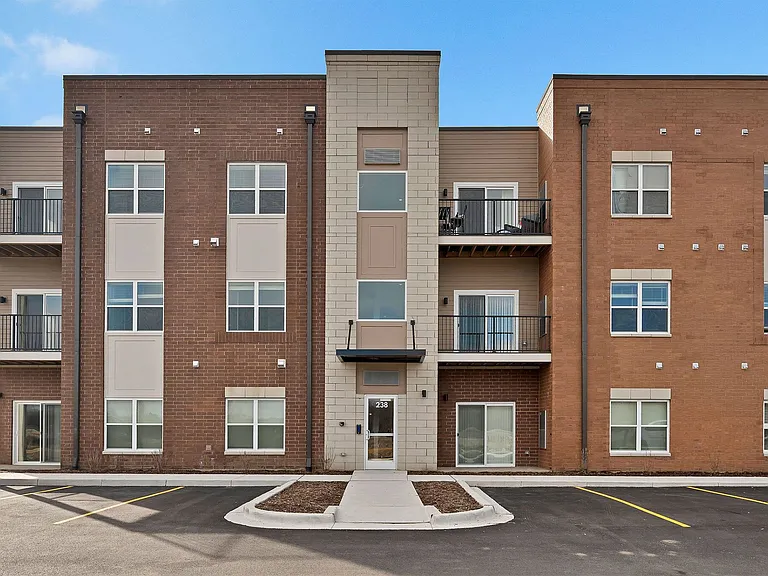 Lincoln Station Rowhomes — Photo 13
