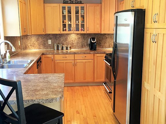 Kitchen with breakfast bar