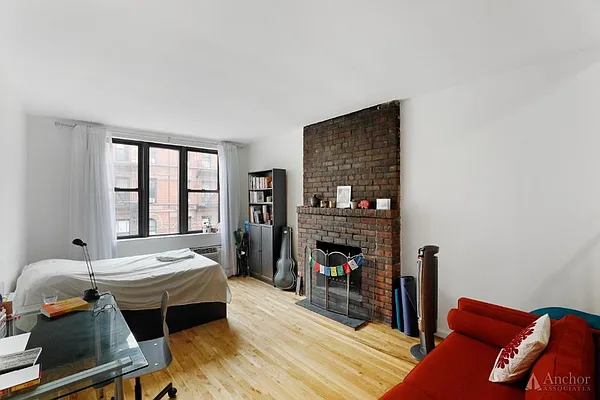 Rented by Anchor Associates | media 33