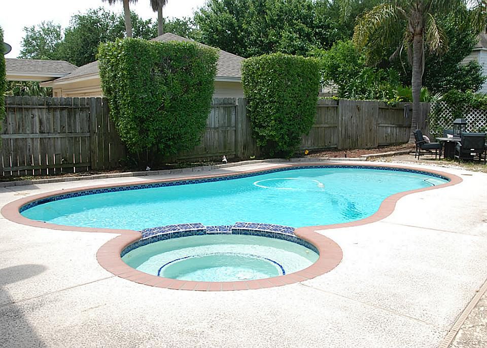 The sparkling back yard pool and spa is perfect for entertaining.