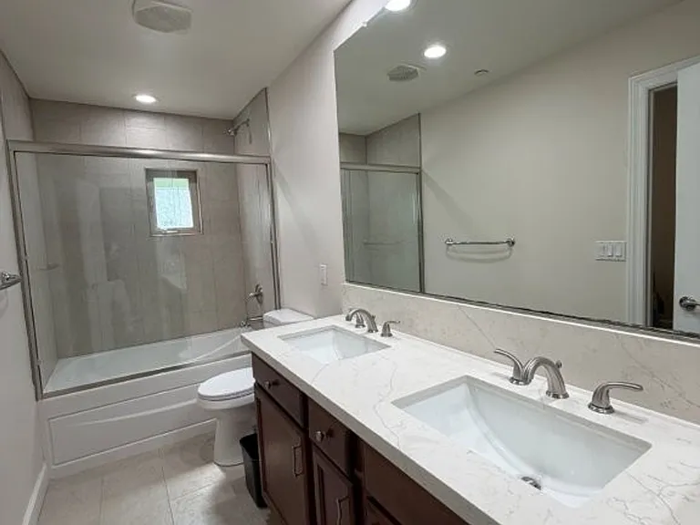 555 W 6th St — Photo 8