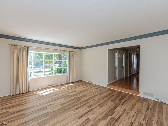 4th image of 33403 Cromwell Dr