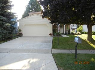 560 Dover Dr, Roselle, IL 60172