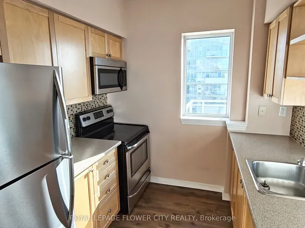 215 Queen St E, Brampton, ON