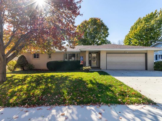 3962 Aurora St, Dubuque, IA 52002