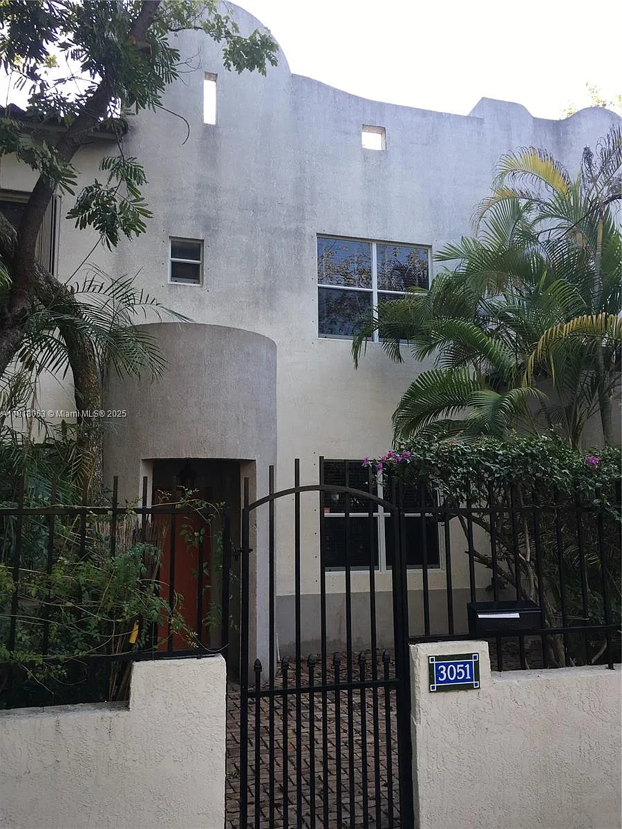 Building Photo - 3051 Center St #9