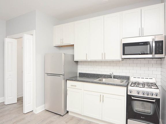 3rd image of 4756 N Maplewood Unit 401