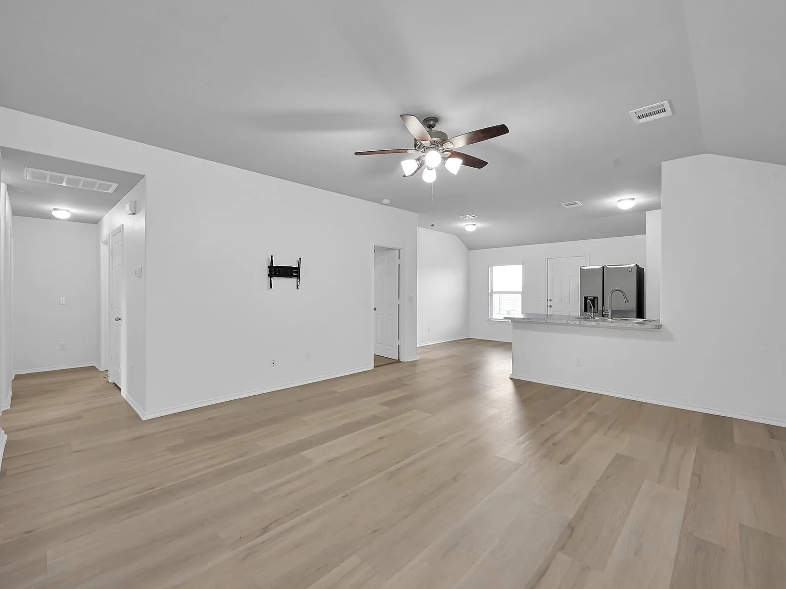 3 bed, 2.0 bath, 1361 sqft, $1,850 — Photo 4